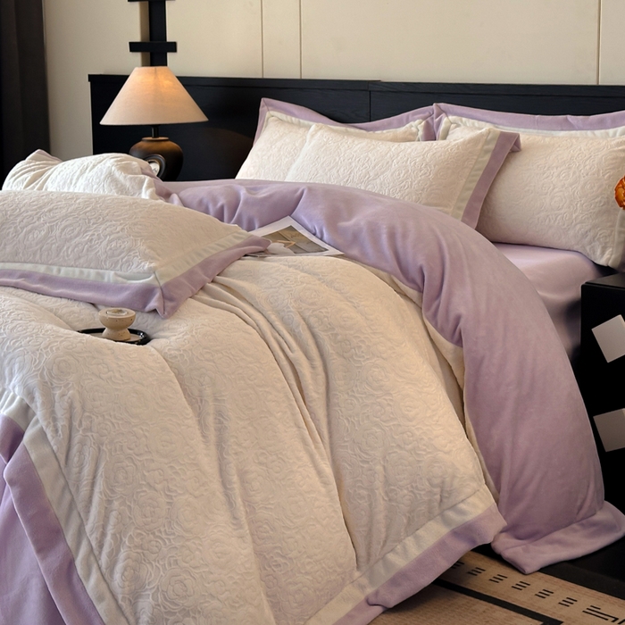 91家纺网 家纺一手货源 找家纺 绘萱家居 2025新品热款高密消光双拼边雕花牛奶绒四件套拼角纯色 艾米丽-白紫