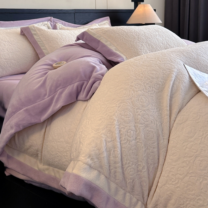 91家纺网 家纺一手货源 找家纺 绘萱家居 2025新品热款高密消光双拼边雕花牛奶绒四件套拼角纯色 艾米丽-白紫
