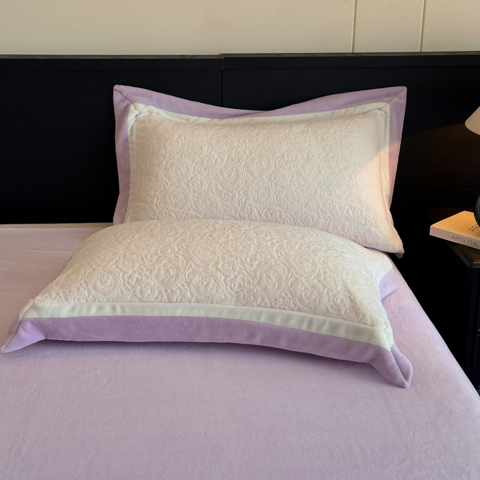 91家纺网 家纺一手货源 找家纺 绘萱家居 2025新品热款高密消光双拼边雕花牛奶绒四件套拼角纯色 艾米丽-白紫