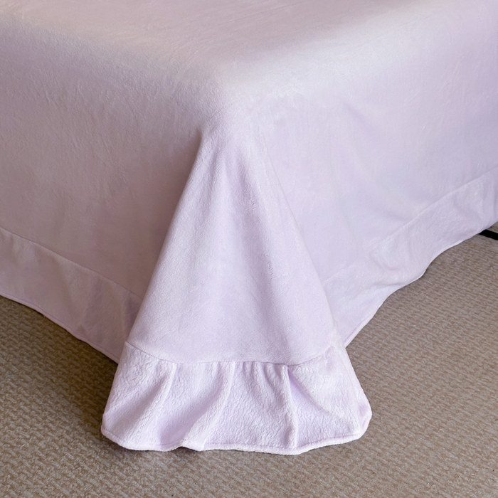 91家纺网 家纺一手货源 找家纺 绘萱家居 2025新品热款高密消光双拼边雕花牛奶绒四件套拼角纯色 艾米丽-白紫