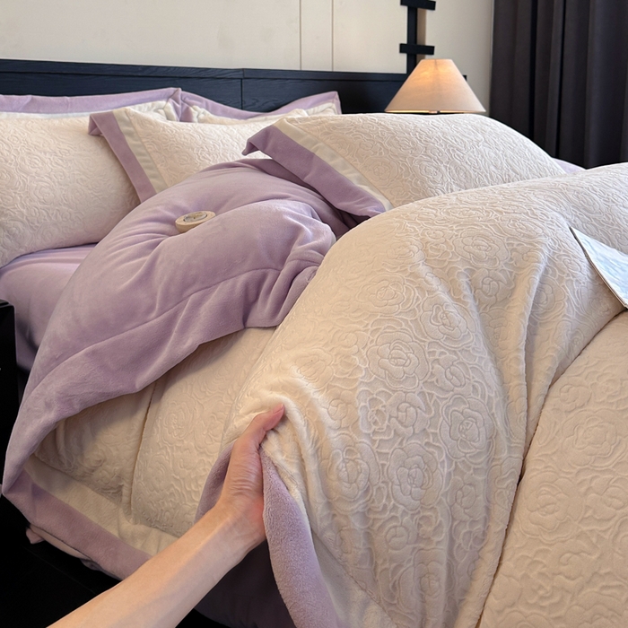91家纺网 家纺一手货源 找家纺 绘萱家居 2025新品热款高密消光双拼边雕花牛奶绒四件套拼角纯色 艾米丽-白紫