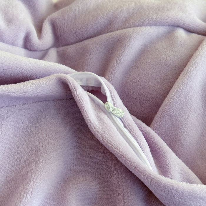 91家纺网 家纺一手货源 找家纺 绘萱家居 2025新品热款高密消光双拼边雕花牛奶绒四件套拼角纯色 艾米丽-白紫