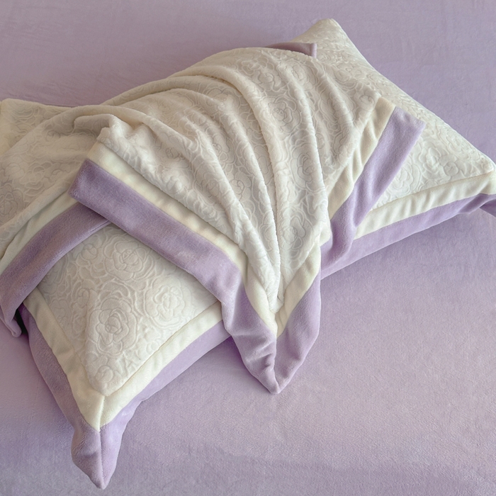 91家纺网 家纺一手货源 找家纺 绘萱家居 2025新品热款高密消光双拼边雕花牛奶绒四件套拼角纯色 艾米丽-白紫