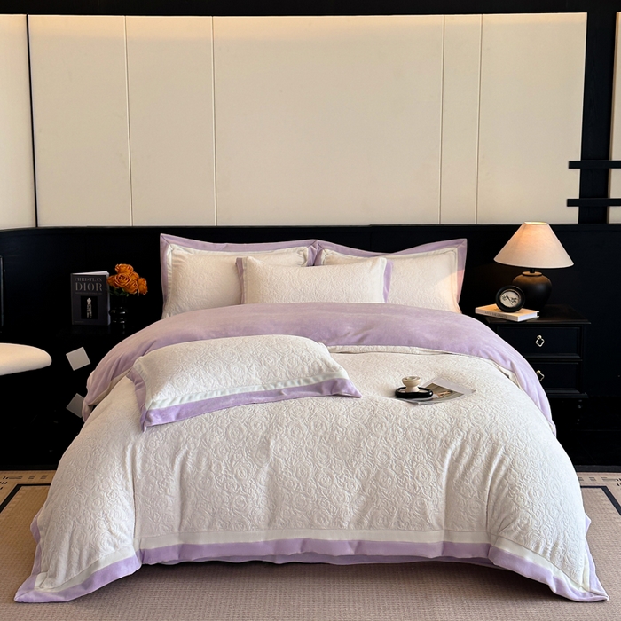 91家纺网 家纺一手货源 找家纺 绘萱家居 2025新品热款高密消光双拼边雕花牛奶绒四件套拼角纯色 艾米丽-白紫