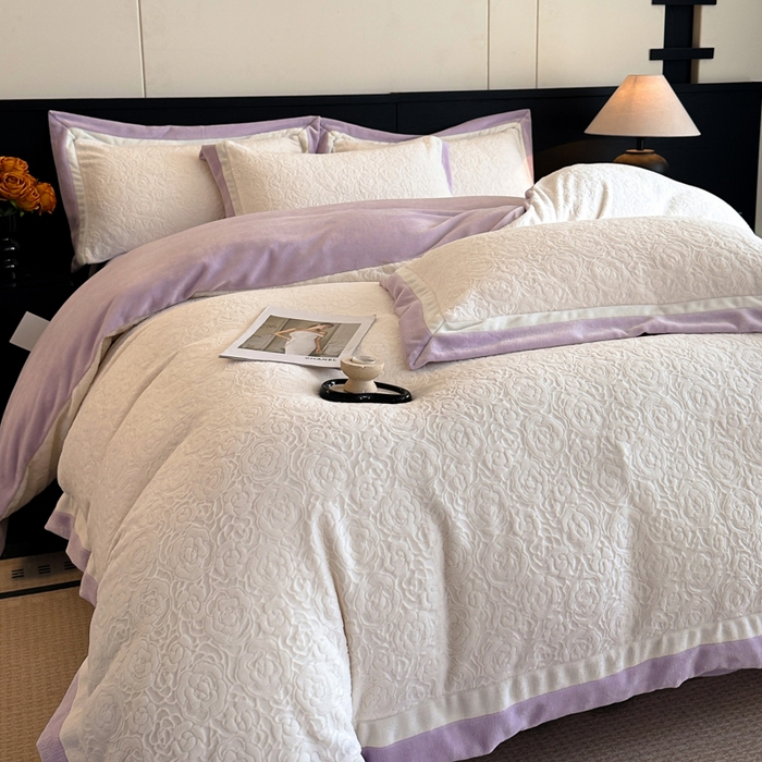 91家纺网 家纺一手货源 找家纺 绘萱家居 2025新品热款高密消光双拼边雕花牛奶绒四件套拼角纯色 艾米丽-白紫