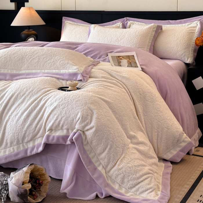91家纺网 家纺一手货源 找家纺 绘萱家居 2025新品热款高密消光双拼边雕花牛奶绒四件套拼角纯色 艾米丽-白紫