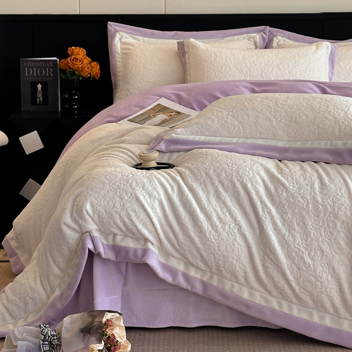 91家纺网 家纺一手货源 找家纺 绘萱家居 2025新品热款高密消光双拼边雕花牛奶绒四件套拼角纯色 艾米丽-白紫