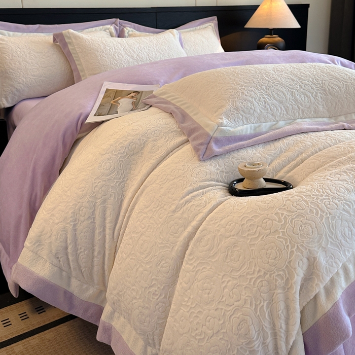 91家纺网 家纺一手货源 找家纺 绘萱家居 2025新品热款高密消光双拼边雕花牛奶绒四件套拼角纯色 艾米丽-白紫