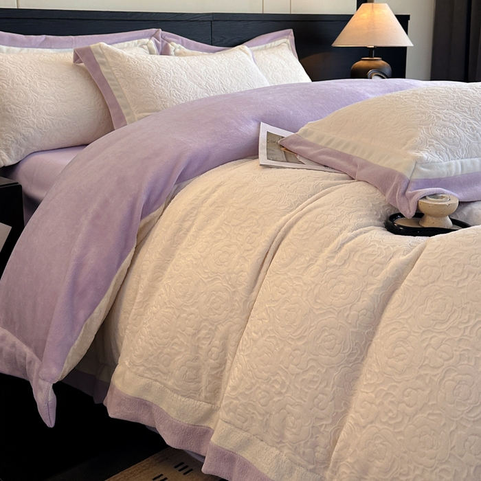 91家纺网 家纺一手货源 找家纺 绘萱家居 2025新品热款高密消光双拼边雕花牛奶绒四件套拼角纯色 艾米丽-白紫