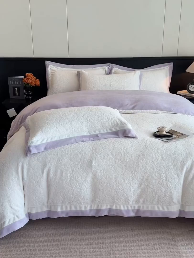 91家纺网 家纺一手货源 找家纺 绘萱家居 2025新品热款高密消光双拼边雕花牛奶绒四件套拼角纯色 艾米丽-白紫