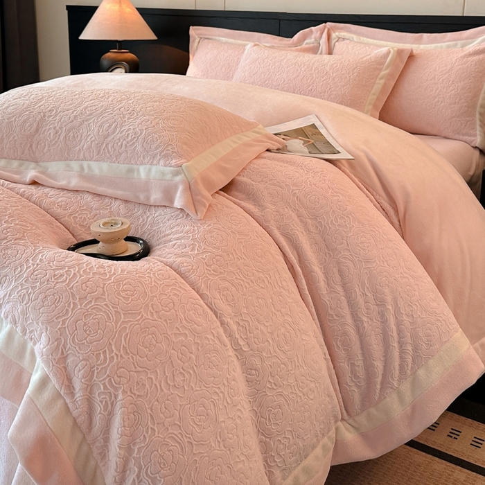 绘萱家居 2025新品热款高密消光双拼边雕花牛奶绒四件套拼角纯色 艾米丽-粉