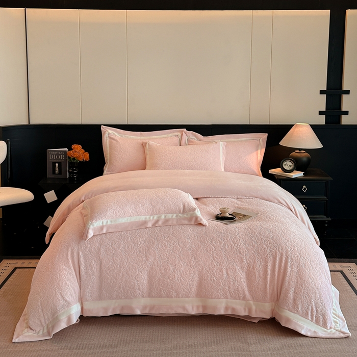 91家纺网 家纺一手货源 找家纺 绘萱家居 2025新品热款高密消光双拼边雕花牛奶绒四件套拼角纯色 艾米丽-粉