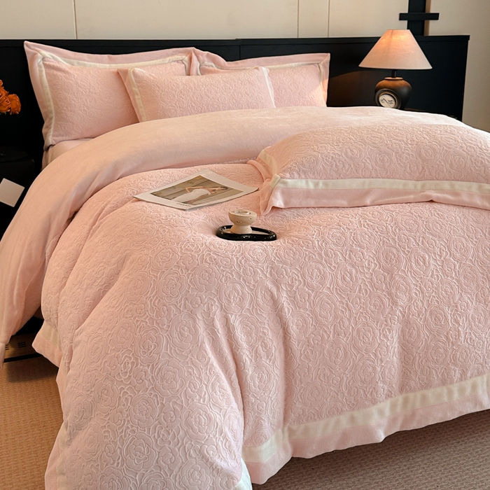 91家纺网 家纺一手货源 找家纺 绘萱家居 2025新品热款高密消光双拼边雕花牛奶绒四件套拼角纯色 艾米丽-粉