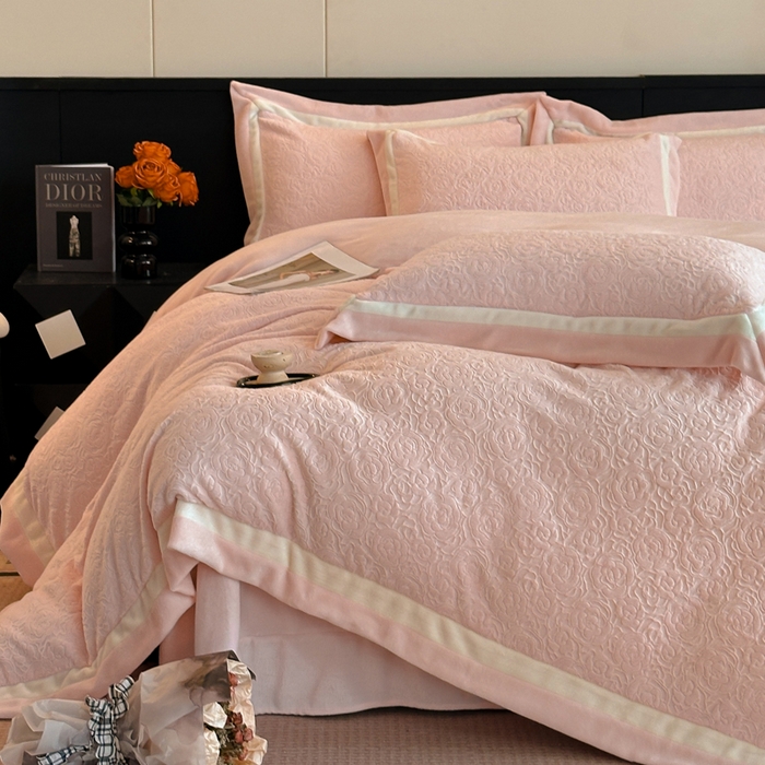 91家纺网 家纺一手货源 找家纺 绘萱家居 2025新品热款高密消光双拼边雕花牛奶绒四件套拼角纯色 艾米丽-粉