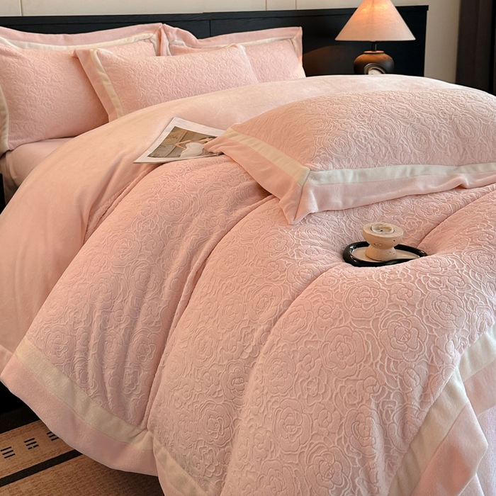 91家纺网 家纺一手货源 找家纺 绘萱家居 2025新品热款高密消光双拼边雕花牛奶绒四件套拼角纯色 艾米丽-粉
