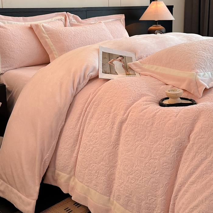 91家纺网 家纺一手货源 找家纺 绘萱家居 2025新品热款高密消光双拼边雕花牛奶绒四件套拼角纯色 艾米丽-粉
