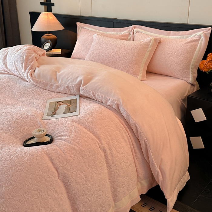 91家纺网 家纺一手货源 找家纺 绘萱家居 2025新品热款高密消光双拼边雕花牛奶绒四件套拼角纯色 艾米丽-粉