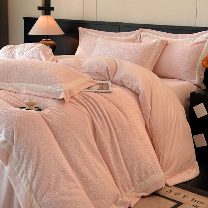 91家纺网 家纺一手货源 找家纺 绘萱家居 2025新品热款高密消光双拼边雕花牛奶绒四件套拼角纯色 艾米丽-粉