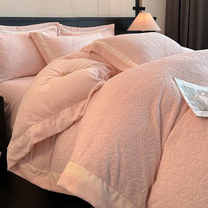 91家纺网 家纺一手货源 找家纺 绘萱家居 2025新品热款高密消光双拼边雕花牛奶绒四件套拼角纯色 艾米丽-粉