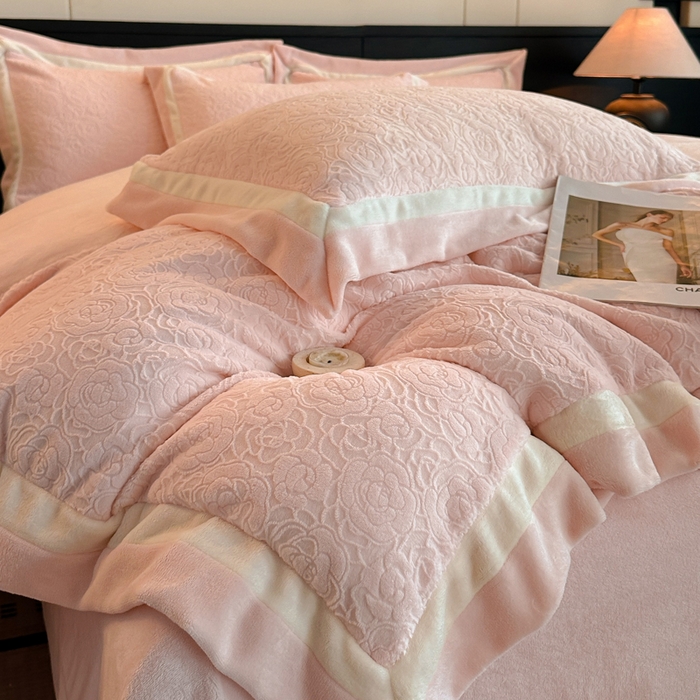 91家纺网 家纺一手货源 找家纺 绘萱家居 2025新品热款高密消光双拼边雕花牛奶绒四件套拼角纯色 艾米丽-粉