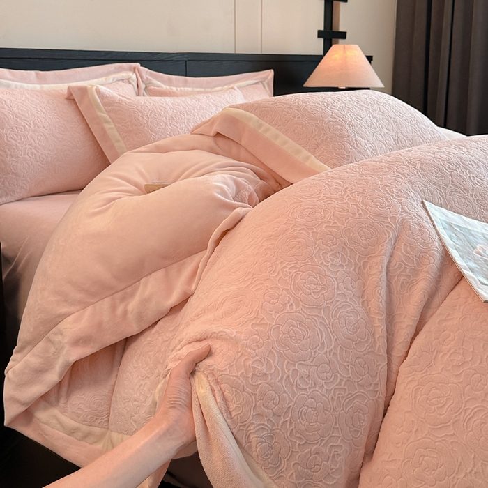 91家纺网 家纺一手货源 找家纺 绘萱家居 2025新品热款高密消光双拼边雕花牛奶绒四件套拼角纯色 艾米丽-粉