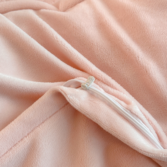 91家纺网 家纺一手货源 找家纺 绘萱家居 2025新品热款高密消光双拼边雕花牛奶绒四件套拼角纯色 艾米丽-粉