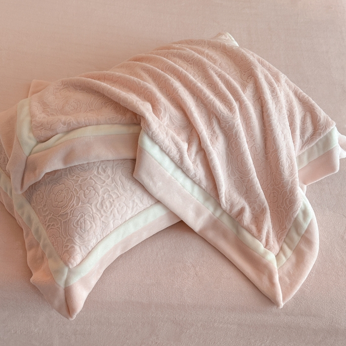 91家纺网 家纺一手货源 找家纺 绘萱家居 2025新品热款高密消光双拼边雕花牛奶绒四件套拼角纯色 艾米丽-粉