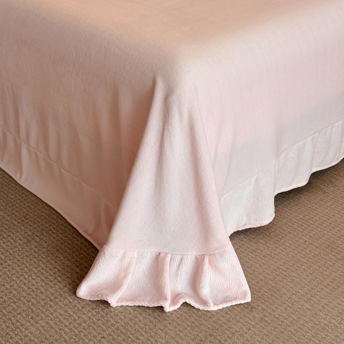 91家纺网 家纺一手货源 找家纺 绘萱家居 2025新品热款高密消光双拼边雕花牛奶绒四件套拼角纯色 艾米丽-粉