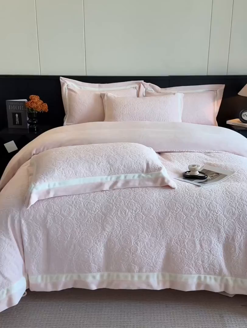 91家纺网 家纺一手货源 找家纺 绘萱家居 2025新品热款高密消光双拼边雕花牛奶绒四件套拼角纯色 艾米丽-粉