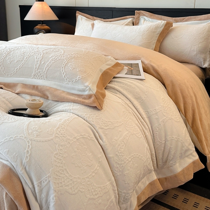 绘萱家居 2025新品热款高密消光双拼边雕花牛奶绒四件套拼角纯色 洛娜-白卡其