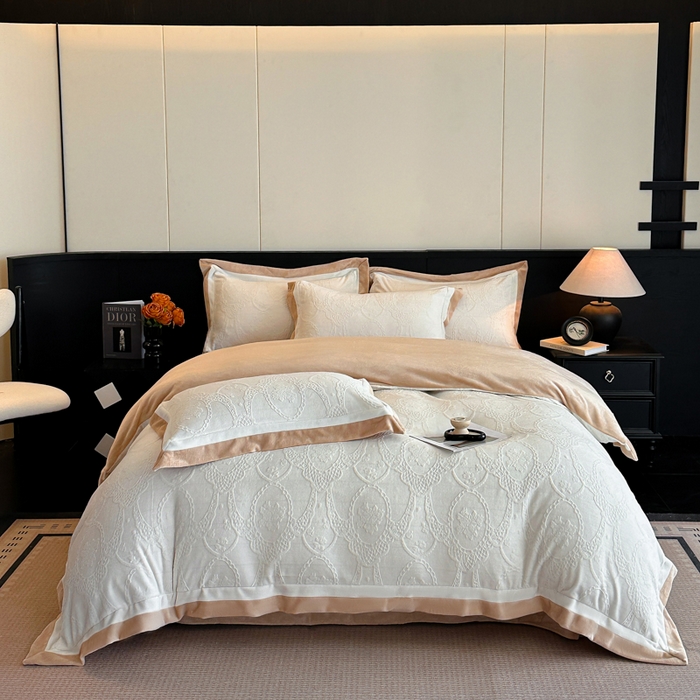 91家纺网 家纺一手货源 找家纺 绘萱家居 2025新品热款高密消光双拼边雕花牛奶绒四件套拼角纯色 洛娜-白卡其