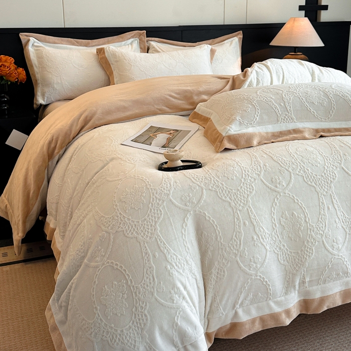 91家纺网 家纺一手货源 找家纺 绘萱家居 2025新品热款高密消光双拼边雕花牛奶绒四件套拼角纯色 洛娜-白卡其