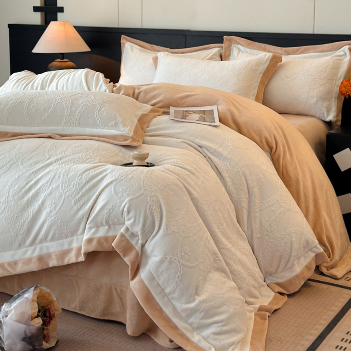 91家纺网 家纺一手货源 找家纺 绘萱家居 2025新品热款高密消光双拼边雕花牛奶绒四件套拼角纯色 洛娜-白卡其