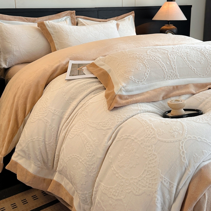 91家纺网 家纺一手货源 找家纺 绘萱家居 2025新品热款高密消光双拼边雕花牛奶绒四件套拼角纯色 洛娜-白卡其