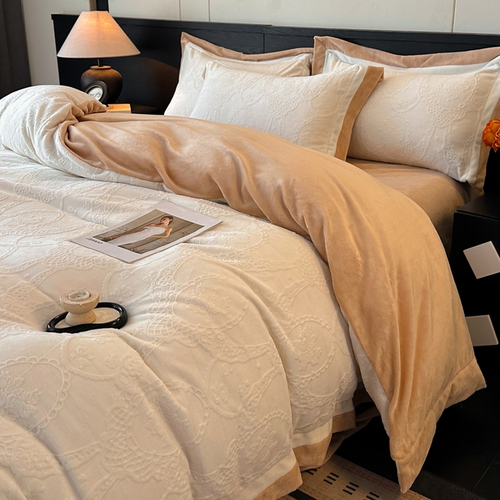 91家纺网 家纺一手货源 找家纺 绘萱家居 2025新品热款高密消光双拼边雕花牛奶绒四件套拼角纯色 洛娜-白卡其