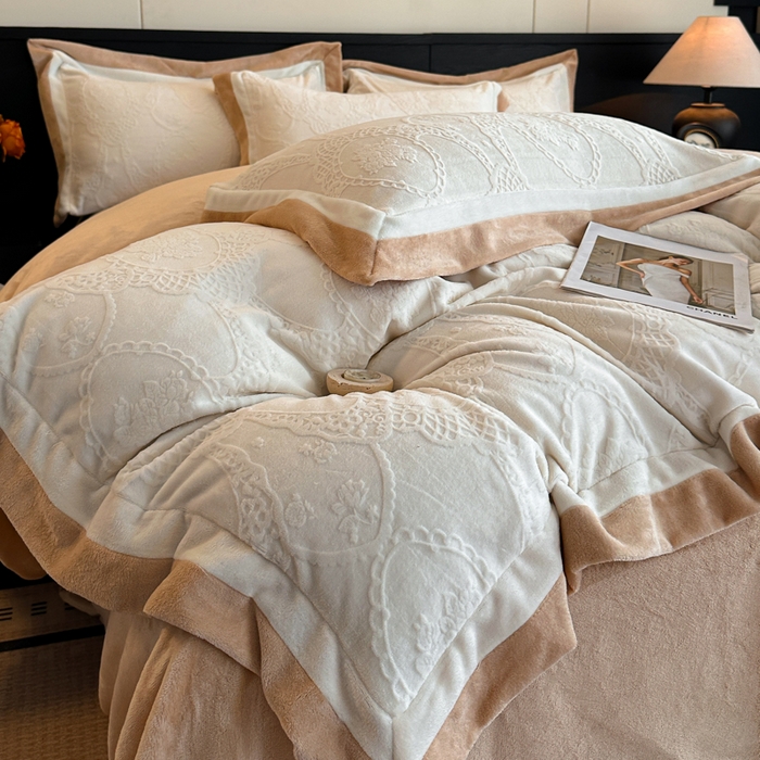 91家纺网 家纺一手货源 找家纺 绘萱家居 2025新品热款高密消光双拼边雕花牛奶绒四件套拼角纯色 洛娜-白卡其