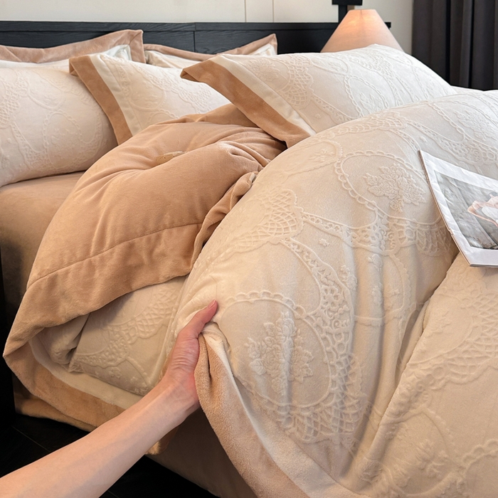 91家纺网 家纺一手货源 找家纺 绘萱家居 2025新品热款高密消光双拼边雕花牛奶绒四件套拼角纯色 洛娜-白卡其