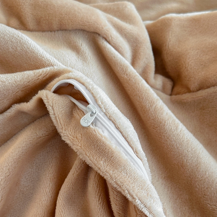 91家纺网 家纺一手货源 找家纺 绘萱家居 2025新品热款高密消光双拼边雕花牛奶绒四件套拼角纯色 洛娜-白卡其