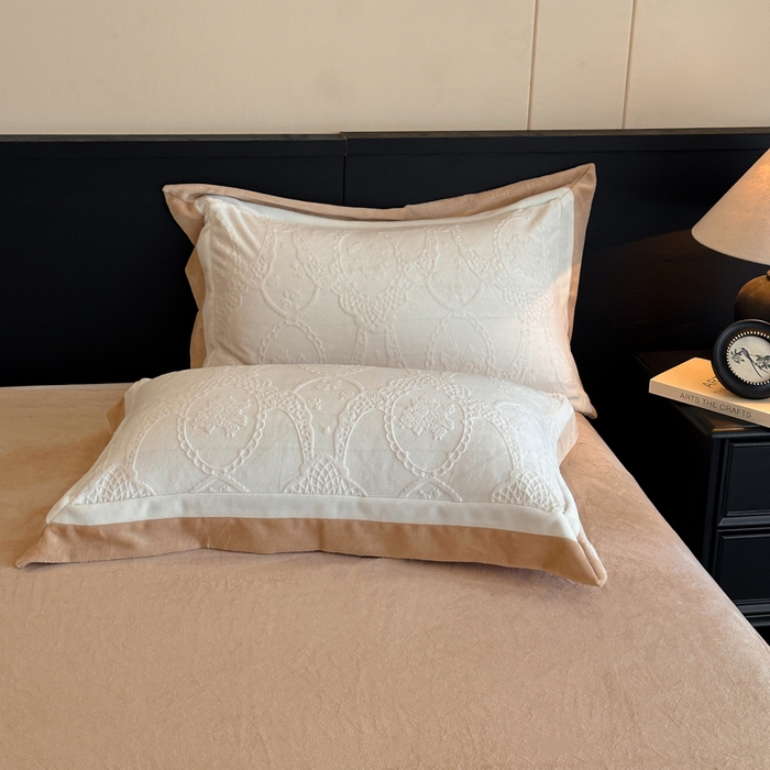 91家纺网 家纺一手货源 找家纺 绘萱家居 2025新品热款高密消光双拼边雕花牛奶绒四件套拼角纯色 洛娜-白卡其