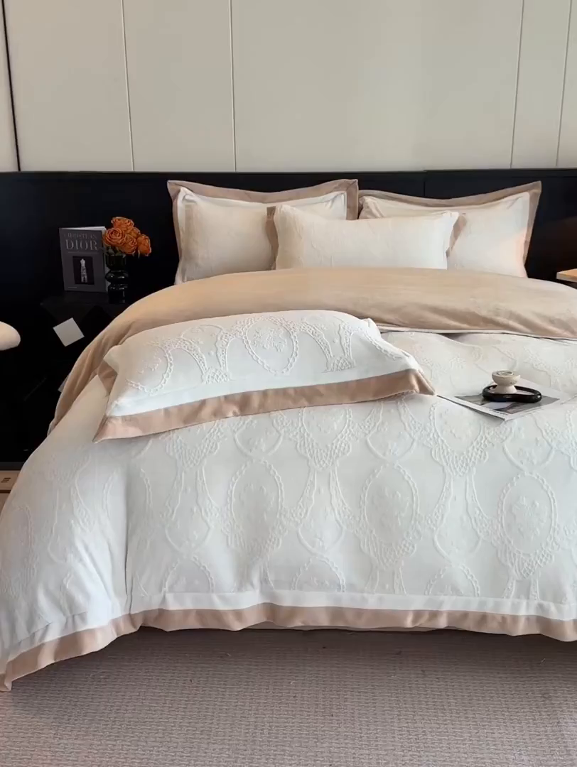 91家纺网 家纺一手货源 找家纺 绘萱家居 2025新品热款高密消光双拼边雕花牛奶绒四件套拼角纯色 洛娜-白卡其
