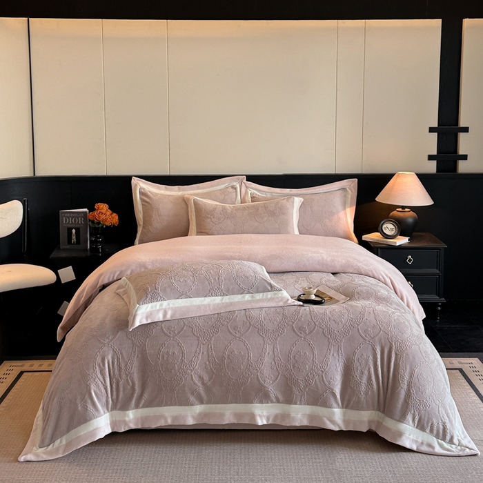 91家纺网 家纺一手货源 找家纺 绘萱家居 2025新品热款高密消光双拼边雕花牛奶绒四件套拼角纯色 洛娜-豆沙