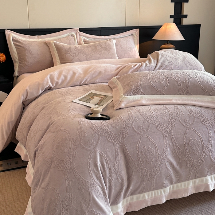 91家纺网 家纺一手货源 找家纺 绘萱家居 2025新品热款高密消光双拼边雕花牛奶绒四件套拼角纯色 洛娜-豆沙
