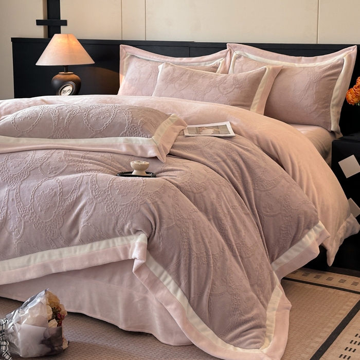 91家纺网 家纺一手货源 找家纺 绘萱家居 2025新品热款高密消光双拼边雕花牛奶绒四件套拼角纯色 洛娜-豆沙