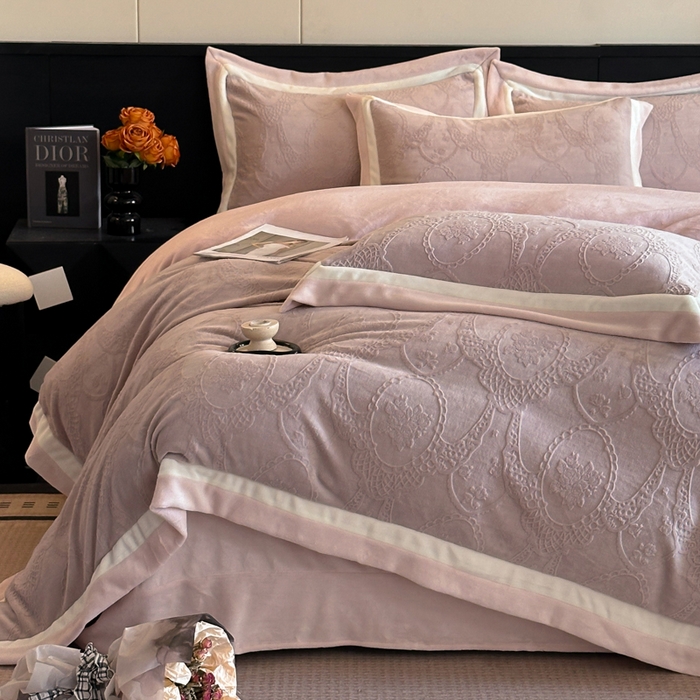 91家纺网 家纺一手货源 找家纺 绘萱家居 2025新品热款高密消光双拼边雕花牛奶绒四件套拼角纯色 洛娜-豆沙