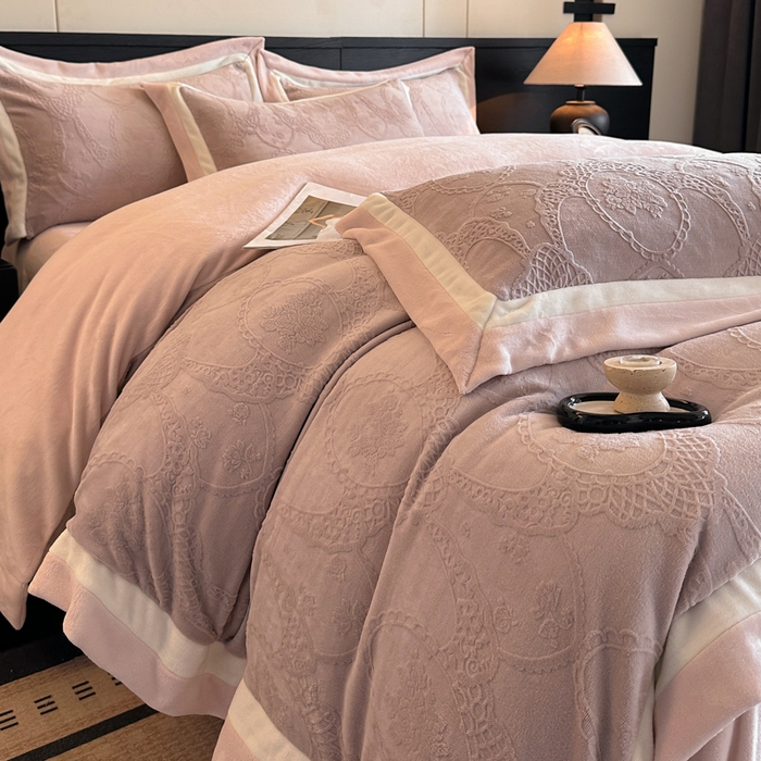 91家纺网 家纺一手货源 找家纺 绘萱家居 2025新品热款高密消光双拼边雕花牛奶绒四件套拼角纯色 洛娜-豆沙