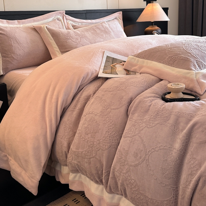91家纺网 家纺一手货源 找家纺 绘萱家居 2025新品热款高密消光双拼边雕花牛奶绒四件套拼角纯色 洛娜-豆沙