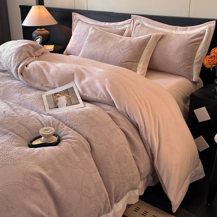 91家纺网 家纺一手货源 找家纺 绘萱家居 2025新品热款高密消光双拼边雕花牛奶绒四件套拼角纯色 洛娜-豆沙