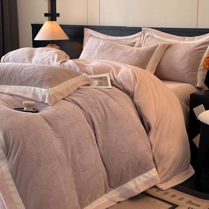 91家纺网 家纺一手货源 找家纺 绘萱家居 2025新品热款高密消光双拼边雕花牛奶绒四件套拼角纯色 洛娜-豆沙