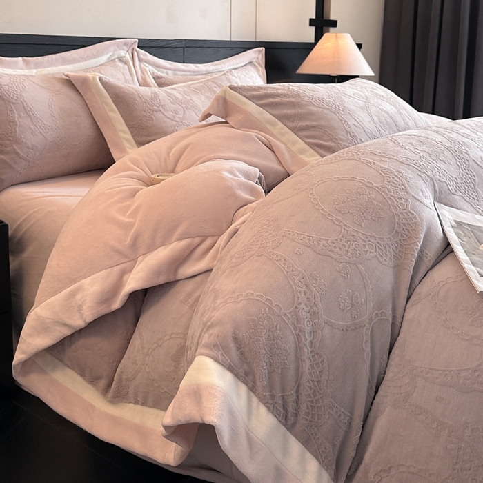91家纺网 家纺一手货源 找家纺 绘萱家居 2025新品热款高密消光双拼边雕花牛奶绒四件套拼角纯色 洛娜-豆沙