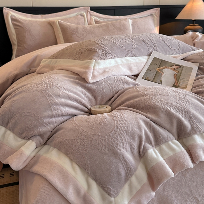 91家纺网 家纺一手货源 找家纺 绘萱家居 2025新品热款高密消光双拼边雕花牛奶绒四件套拼角纯色 洛娜-豆沙